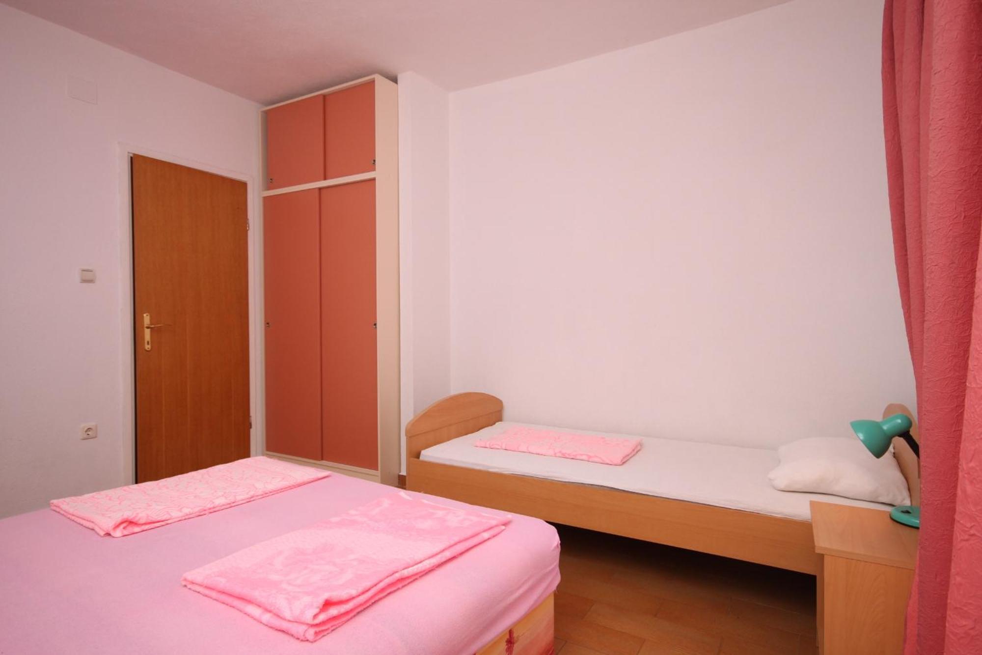 Apartments with a parking space Zivogosce - Porat, Makarska - 6700 Igrane Pokój zdjęcie